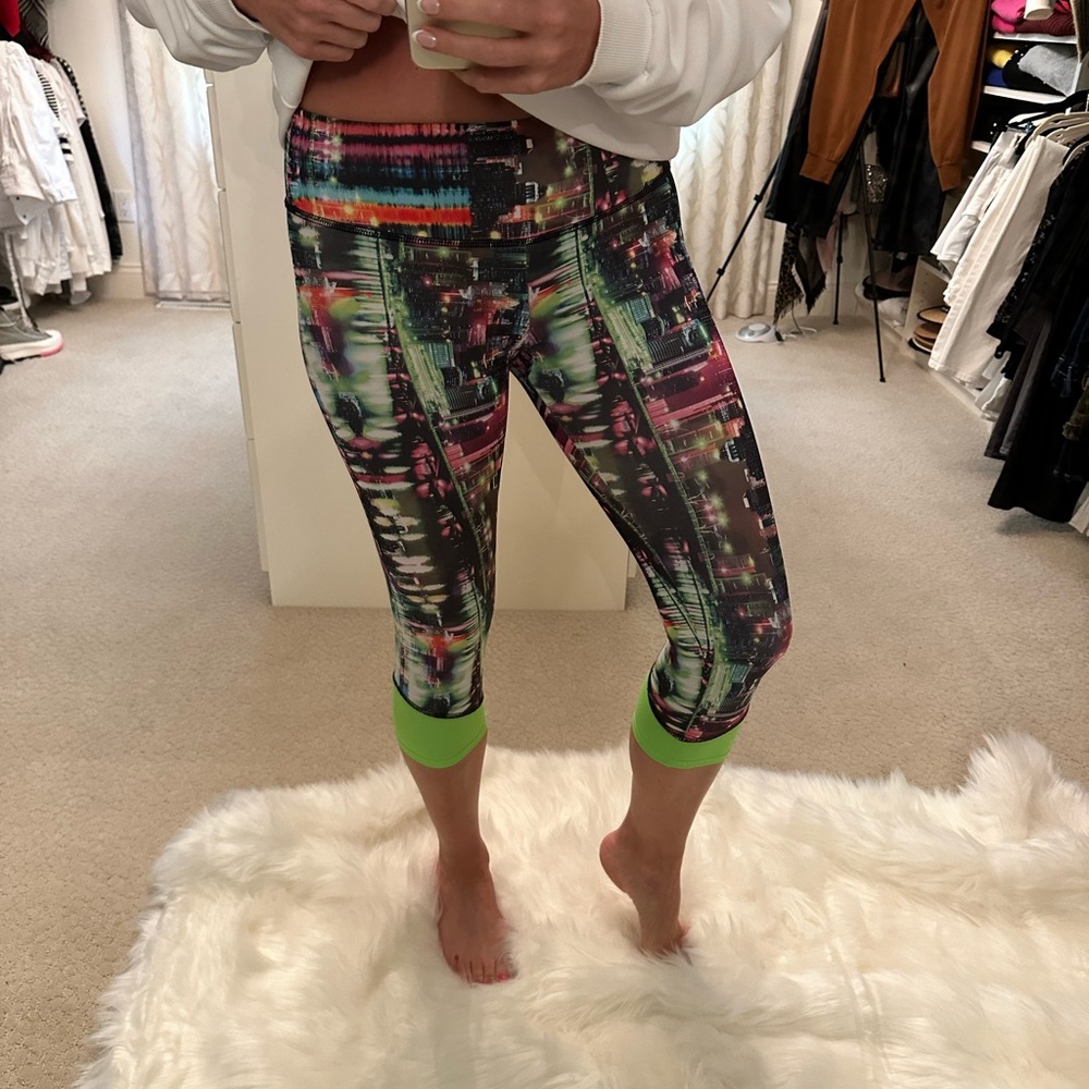 Onzie / Skyline City Lights Capri Cropped Legging / Sz S/M